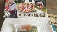 Harus hati-hati nih kalau beli produk kue atau permen, karena tampilan dan kotak bisa saja menipu. Lihat saja netizen ini, yang kurang beruntung setelah membeli kue manis khas Bulgaria. Foto: Istimewa