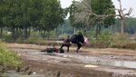 Kelebihan Muatan, Motor Terguling di Jalan Berkubang