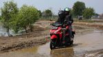 Potret Perjuangan Warga Muara Gembong Lintasi Jalan Rusak