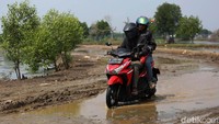 Selain tengah berjuang untuk menangani abrasi, infrastruktur di kawasan Muara Gembong juga jadi salah satu hal yang harus diperhatikan. Pasalnya, akses jalan tersebut jadi salah satu pintu keluar masuk bagi warga Muara Gembong untuk beraktivitas mnejalani kehidupannya sehari-hari.