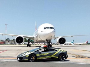Di Italia, Lamborghini Digunakan Sebagai Juru Parkir Pesawat