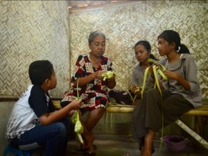 Membuat ketupat