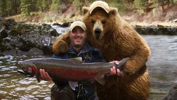 Pose hasil buruan bersama beruang.  (Foto: Boredpanda)