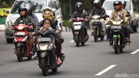 Lagi, pemotor emak-emak membiarkan anaknya tak mengenakan helm.