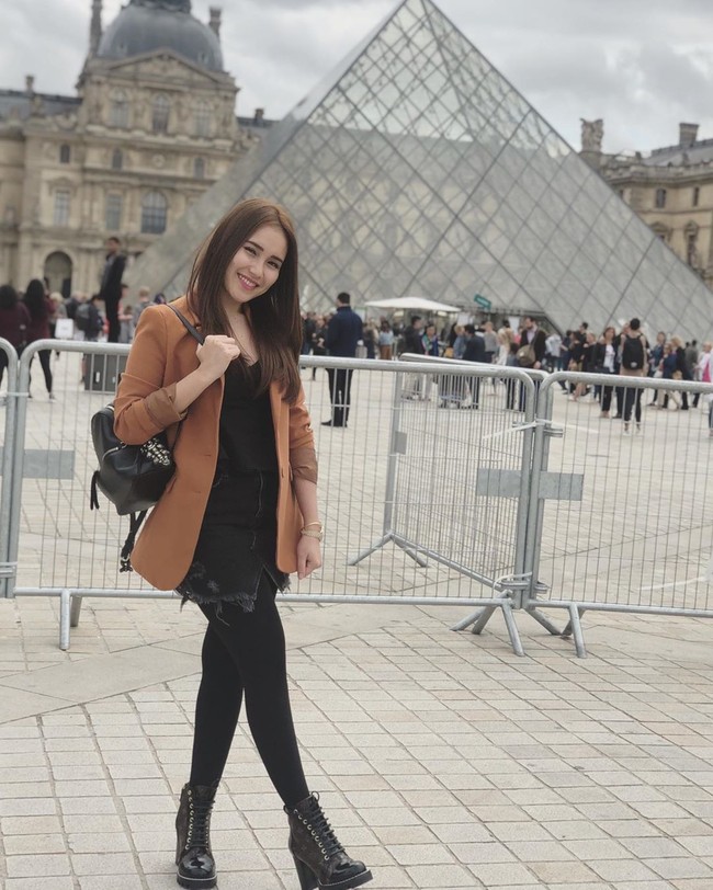 Masih di Paris, Ayu Tingting mengganti penampilannya saat berpose dengan latar belakang Museum Louvre. Penampilan serba hitamnya kali ini dipadukan dengan coat cokelat. Kali ini pembawa acara Brownis di Trans TV tersebut tampak menenteng tas ransel hitam dari brand Fendi seharga Rp 35 jutaan. Tampil lebih stylish, Ayu pun memakai Star Trail Ankle Boot dari Louis Vuitton seharga hampir Rp 20 juta. Foto: Instagram @ayutingting92
