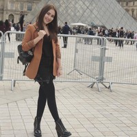 Masih di Paris, Ayu Tingting mengganti penampilannya saat berpose dengan latar belakang Museum Louvre. Penampilan serba hitamnya kali ini dipadukan dengan coat cokelat. Kali ini pembawa acara Brownis di Trans TV tersebut tampak menenteng tas ransel hitam dari brand Fendi seharga Rp 35 jutaan. Tampil lebih stylish, Ayu pun memakai Star Trail Ankle Boot dari Louis Vuitton seharga hampir Rp 20 juta. Foto: Instagram @ayutingting92