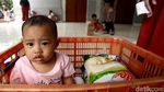 Antusias Warga Berburu Sembako Murah di Rusun Tambora