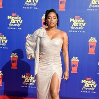 Gaun krem dengan bahu menjadi andalan aktris dan komedian Tiffany Haddish. Gaun tersebut mengakomodasi aura seksi sang aktris berkat belahan tinggi pada bagian rok. (Foto: Frazer Harrison/Getty Images for MTV)