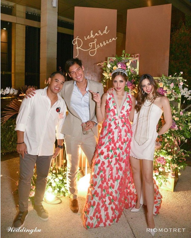 Nia Ramadhani hadir ditemani suaminya, Ardi Bakrie. Penampilan Nia saat berpose bersama Jessica Iskandar yang akrab disapa Jedar dan Richard Kyle ini pun banjir kritikan di akun Instagram Nia. Sebagian besar netizen menganggap penampilan Nia terlalu seksi. Pke baju nya yg sopan lah buk nia.... Kyak pke kemben,ini Indonesia lho.... Budayakan memakai pakaian yg sopan, tulis netizen. Baju nya kaya pake handuk doang abis mandi ☺️ sorry Nia, i just tryna say my point of view. Kalo tertutup pasti jauh lebih cantik dan lebih elegant, tulis netizen lainnya. Foto: Instagram @ramadhaniabakrie