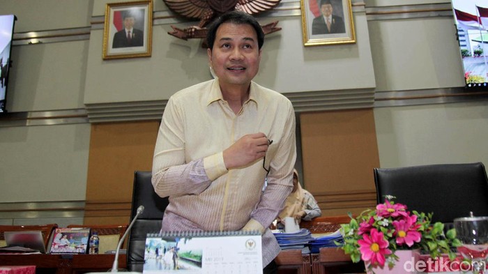 Ketua Komisi III  Azis Syamsuddin memimpin rapat kerja bersama Wakapolri dan Wakil Jaksa Agung di DPR. Sejumlah agenda dibahas dalam rapat kerja tersebut.