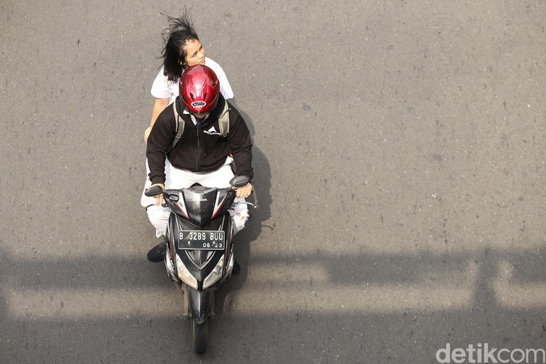 Ilustrasi tak memakai helm. Foto: Rifkianto Nugroho Ilustrasi tak memakai helm. Foto: Rifkianto Nugroho