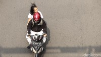 Aksi bonceng tiga hingga tak pakai helm tak patut ditiru saat berkendara.
