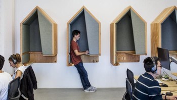 Karyawan bisa bekerja sambil berdiri. Foto: Office Snapshot