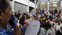 Penerimaan Peserta Didik Baru (PPDB) SMA/SMK mulai dibuka hari ini, Senin (17/6/2019). Sejumlah orang tua calon murid ramai-ramai mendatangi SMAN 2 Bandung, Jawa Barat, untuk mendaftarkan anak mereka.
