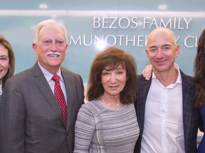 Jeff Bezos dan ayah ibunya. Foto: istimewa Jeff Bezos dan ayah ibunya. Foto: istimewa