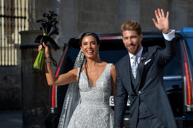 Sementara Sergio Ramos tampil gagah dan elegan dengan setelan three-pieces warna hitam dengan motif kotak. Rambut sang bintang sepakbola ditata ke belakang dengan gaya bouffant atau jambul. Foto: Aitor Alcalde/Getty Images