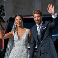 Sementara Sergio Ramos tampil gagah dan elegan dengan setelan three-pieces warna hitam dengan motif kotak. Rambut sang bintang sepakbola ditata ke belakang dengan gaya bouffant atau jambul. Foto: Aitor Alcalde/Getty Images