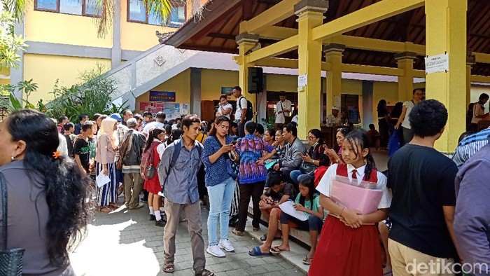Suasana antrean Pendaftaran Penerimaan Peserta Didik Baru (PPDB) di SMPN 10 Denpasar, Bali (Dita-detikcom).