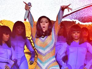 Detik-detik Cardi B Disiram Air, Mikrofon Melayang ke Penonton