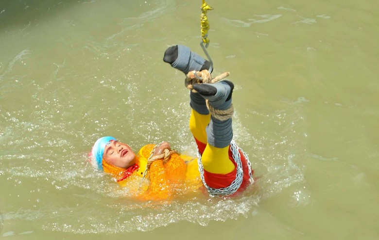 Tiru Aksi Houdini di Sungai Gangga, Pesulap India Hilang Tenggelam Tiru Aksi Houdini di Sungai Gangga, Pesulap India Hilang Tenggelam
