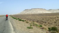 Melewati jalur Pamir di Tajikistan jadi pengalaman tak terlupakan bagi pasangan Peter dan Chris. Pemandangannya menakjubkan. (dok. Peter and Chris Lloyd)