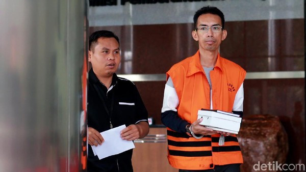 Usai Diperiksa, Tersangka Suap Imigrasi Mataram Bawa Nasi Kotak