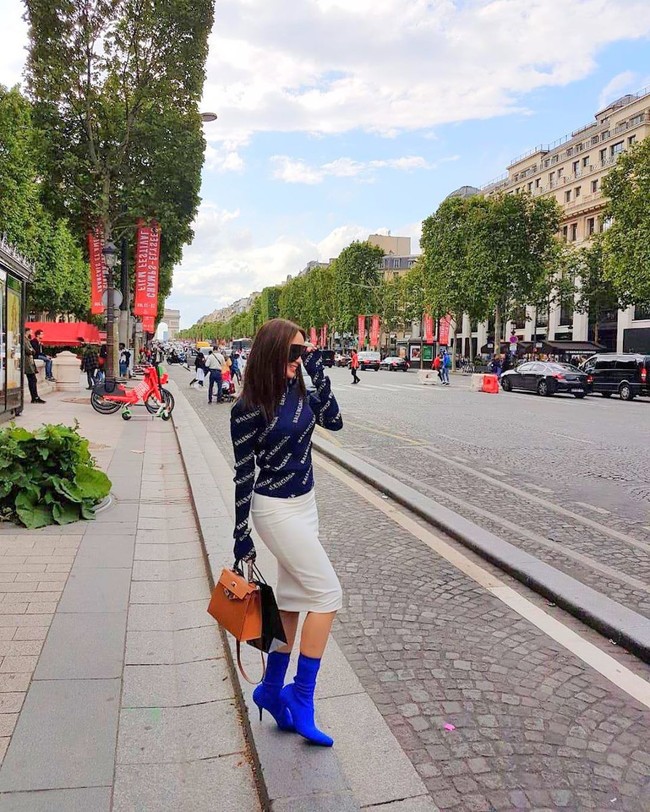 Sweater Balenciaga dengan model dan warna berbeda kembali jadi pilihan Zaskia Gotik untuk bergaya saat liburan ke Eropa. Zaskia terlihat memakai sweater print Balenciaga seharga Rp 19 jutaan. Merek Balenciaga juga menjadi pilihan alas kaki Zaskia. Pengisi acara Facebookers itu tampak mengenakan Knife Ankle Boots Balenciaga seharga Rp 15 juta. Foto: Instagram @zaskia_gotix