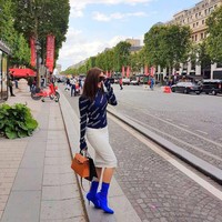 Sweater Balenciaga dengan model dan warna berbeda kembali jadi pilihan Zaskia Gotik untuk bergaya saat liburan ke Eropa. Zaskia terlihat memakai sweater print Balenciaga seharga Rp 19 jutaan. Merek Balenciaga juga menjadi pilihan alas kaki Zaskia. Pengisi acara Facebookers itu tampak mengenakan Knife Ankle Boots Balenciaga seharga Rp 15 juta. Foto: Instagram @zaskia_gotix