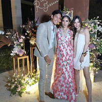 Inilah gaya Nia Ramadhani saat menghadiri pesta pertunangan sahabatnya Jessica Iskandar dengan Richard Kyle pada Sabtu (16/6/2019). Nia terlihat mengenakan mini dress asimetris yang mengekspos kaki jenjangnya dan bahunya. Foto: Instagram @ramadhaniabakrie