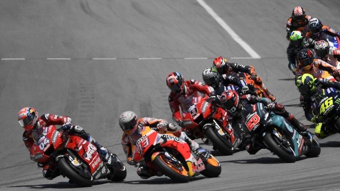 JUDI ONLINE Andrea Dovizioso kesal dengan ulah Jorge Lorenzo yang menyebabkan kecelakaan domino di MotoGP Catalunya. (Foto: Lluis Gene / AFP)