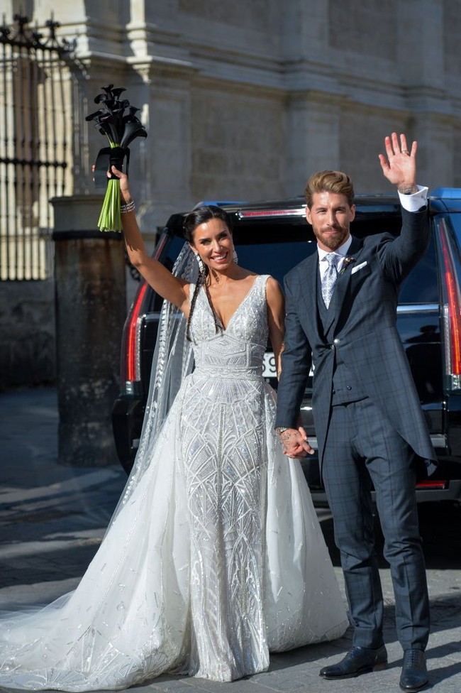 Pilar Rubio resmi menjadi istri Kapten Real Madrid Sergio Ramos dalam upacara pemberkatan di sebuah katedral tua yang didirikan pada abad 16. Ia pun tampil cantik bergaun putih sarat detail. Foto: Aitor Alcalde/Getty Images