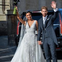 Pilar Rubio resmi menjadi istri Kapten Real Madrid Sergio Ramos dalam upacara pemberkatan di sebuah katedral tua yang didirikan pada abad 16. Ia pun tampil cantik bergaun putih sarat detail. Foto: Aitor Alcalde/Getty Images