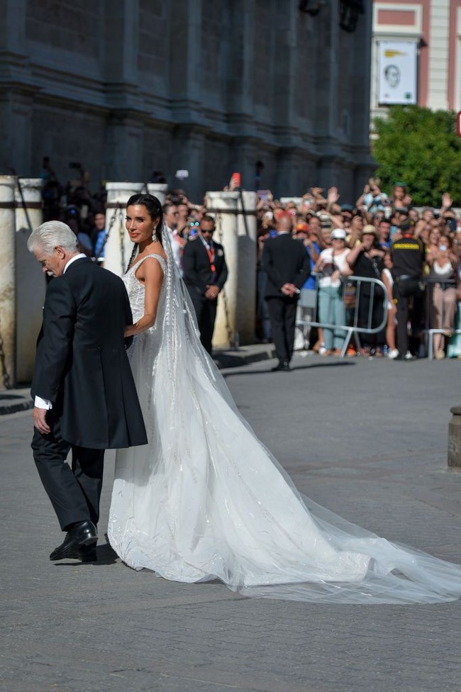 Veil bergaya Art Deco melengkapi penampilan ibu tiga anak ini. Terlihat dekorasi nuansa floral pada veil dikreasikan dengan penuh ketelitian dan menonjolkan konsep adi busana. Foto: Getty Images