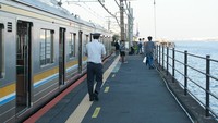 Stasiun Umi-Shibaura di Yokohama, disebut sebagai salah satu stasiun terindah di Jepang. Lokasinya persis di pinggir laut (Facebook/Yoshiyuki Nagasawa)