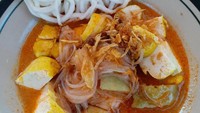 Ini racikan kupat tahu di Taman Holis Indah, kuanya sedikit kemerah dan ditambah kerupuk kanji. Raos pisan! Foto : Instagram @kulinerlimitededition