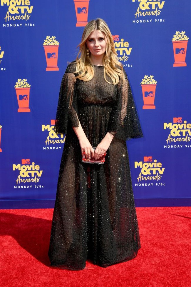 Lama tak terlihat, Mischa Barton eksis lagi di karpet merah. Gaun hitam menerawang menjadi andalan mantan bintang The O.C. itu. (Foto: Frazer Harrison/Getty Images for MTV)