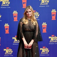 Lama tak terlihat, Mischa Barton eksis lagi di karpet merah. Gaun hitam menerawang menjadi andalan mantan bintang The O.C. itu. (Foto: Frazer Harrison/Getty Images for MTV)