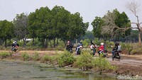 Kondisi jalan yang rusak di kawasan Muara Gembong itu pun membentang hingga sepanjang 5 km. Kebayang nggak tuh, masih ada akses jalan yang letaknya tak terlalu jauh dari Ibu Kota?