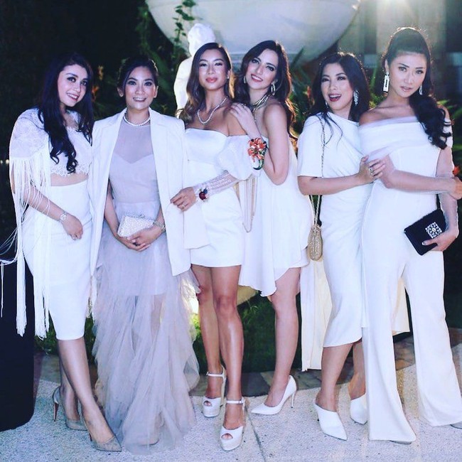 Netizen lainnya membandingkan gaya Nia dengan sahabat-sahabatnya di Girl Squad. Ada yang menyebut penampilan Theresia Wienathan yang paling stylish di pesta pertunangan Jessica Iskandar tersebut. Ada juga yang mendapuk Jennifer Bachdim yang gayanya paling menarik di pesta itu. Foto: Instagram @ramadhaniabakrie