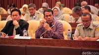 Menteri Pertanian Amran Sulaiman didampingi jajarannya menyimak penjelasan dari ketua dan anggota Komisi IV DPR.