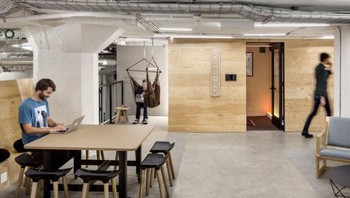 Susana yang cozy semacam ini tentu membuat para karyawan betah. Foto: Office Snapshot