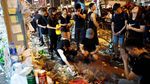 Potret Warga Hong Kong Beri Penghormatan untuk Pendemo yang Tewas