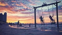 Kalau kalian ingin bikin konten dengan suasana pantai tanpa harus jauh-jauh keluar kota, apalagi musti sampai naik pesawat, tenang saja, kalian bisa coba datang ke Pantai Ancol Lagoon. (dok Humas Ancol)