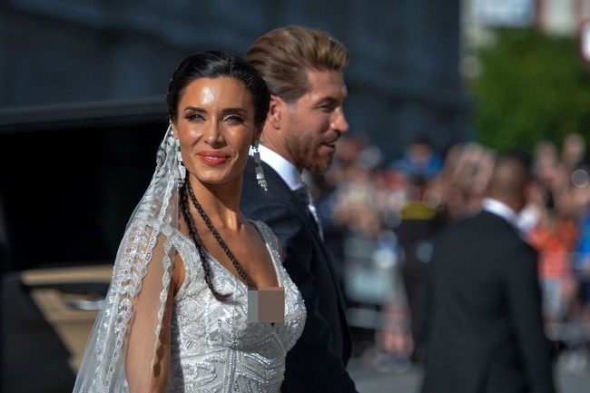 Gaun putih nan mewah ini merupakan bagian dari koleksi Spring 2019 Zuhair Murad. Foto: Aitor Alcalde/Getty Images
