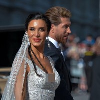 Gaun putih nan mewah ini merupakan bagian dari koleksi Spring 2019 Zuhair Murad. Foto: Aitor Alcalde/Getty Images