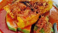 Menggiurkan banget ya? Kuah merah menyala ini ciri khas kupat tahu di Kompleks Padasuka Indah Bandung. Rasanya tidak segarang warna merahnya. Foto : Instagram @anazmanasa