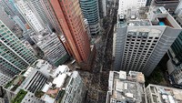 Warga memadati salah satu ruas jalan di dekat Gedung Parlemen Hong Kong. Jorge Silva/Reuters.