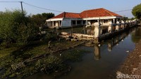 Kesempatan untuk bekerja, warga yang mayoritasnya sebagai nelayan, akhirnya mengaku mulai tersendat akibat perkara ini.