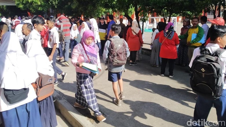 Warga Kabupaten Bandung Rela Berdiri dan Panas-panasan Daftar PPDB Warga Kabupaten Bandung Rela Berdiri dan Panas-panasan Daftar PPDB