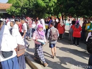 Warga Kabupaten Bandung Rela Berdiri dan Panas-panasan Daftar PPDB